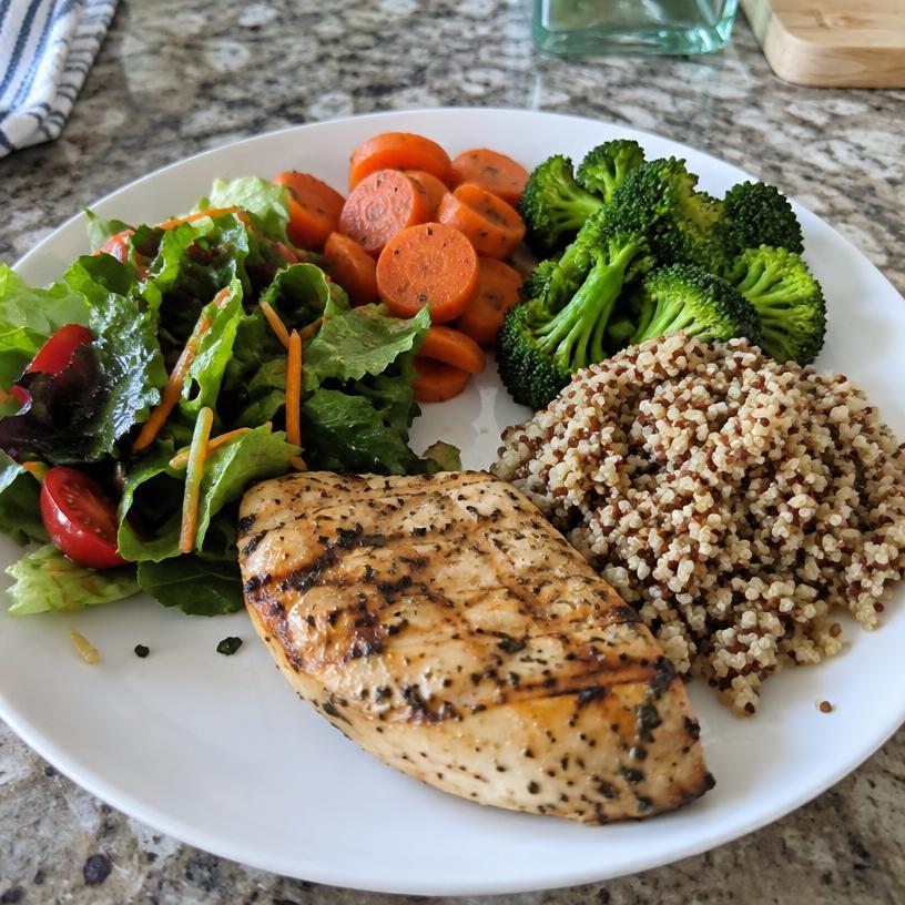 Almuerzo fitness con pollo, quinoa y vegetales